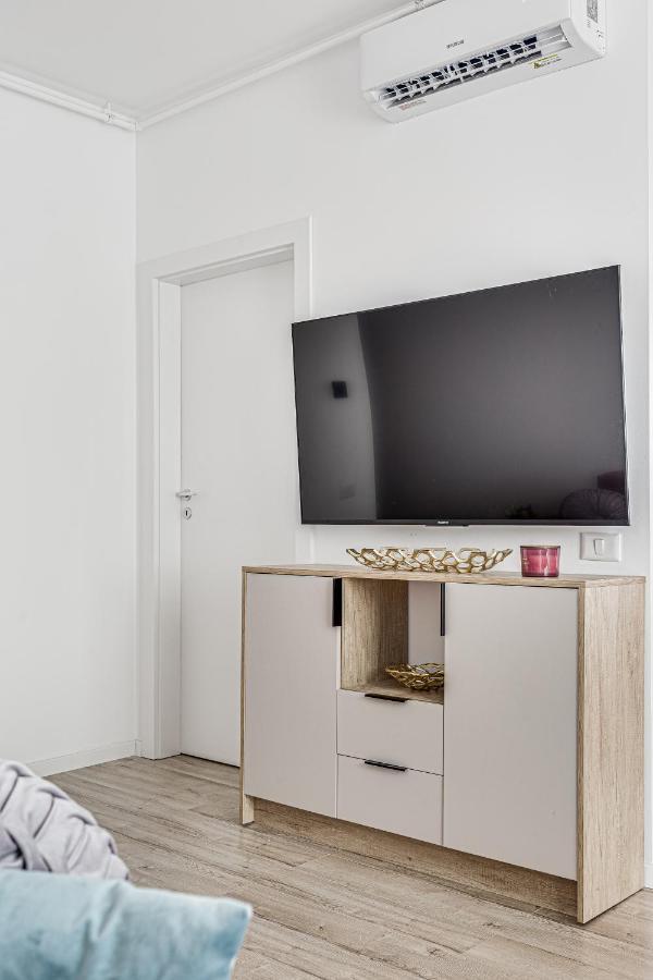 Elegant Apartment Near Afi & Atrium Mall Arad Exterior foto