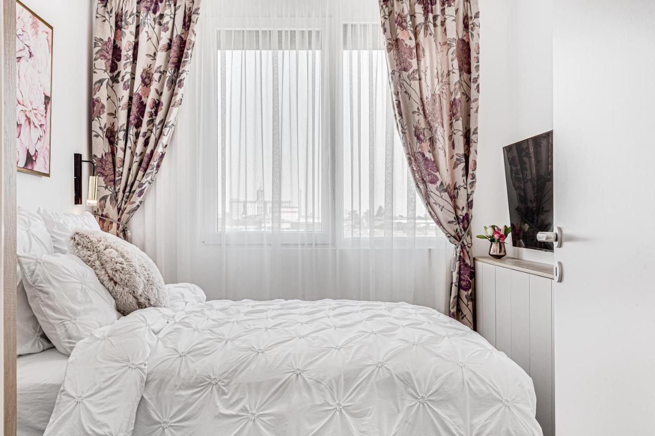 Elegant Apartment Near Afi & Atrium Mall Arad Exterior foto